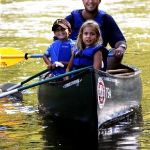 father and two kids in canoe on Delaware Indian Head Canoeing Rafting Kayaking Tubing Delaware River